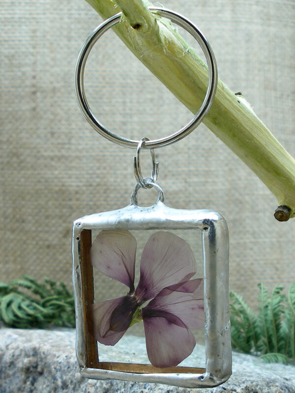 Підвіс для ключів з сушеною рослиною Гербарій Pressed flower Dried flower Keychain Stained glass keychain Гребля Hreblia