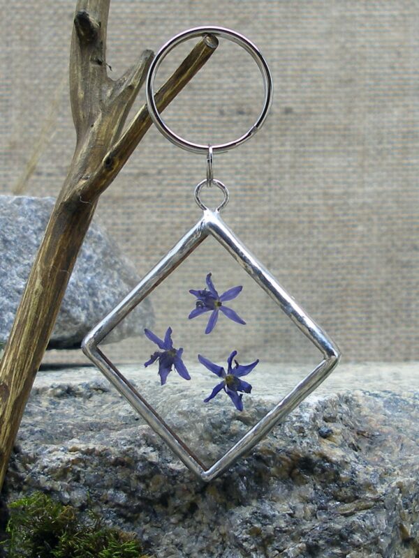 Сині квіти Підвіс для ключів з сушеною рослиною Гербарій Pressed flower Dried flower Keychain Stained glass keychain Гребля Hreblia